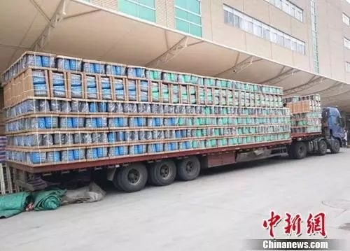  装满分类垃圾桶的卡车。