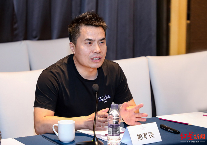 ↑荣耀产品副总裁熊军民