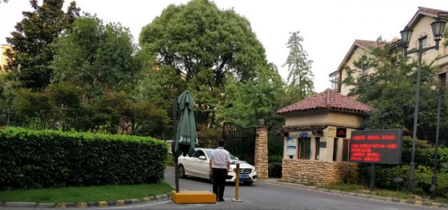  （图片：王振华母亲居住的新城公馆别墅区 吴小飞/摄）