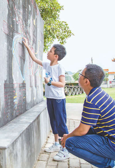 红军后人正在观看湘江战役形势示意图。　　严立政摄（人民视觉）