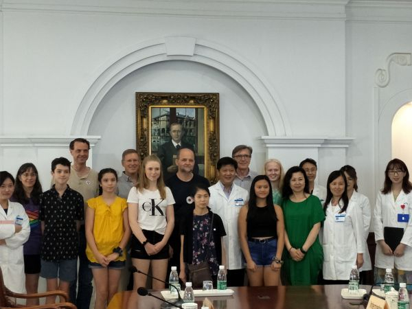  国际友人后代与鼓楼医院代表合影留念（何磊静 摄）