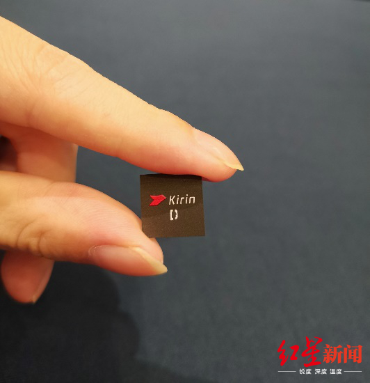 ↑麒麟810实体芯片