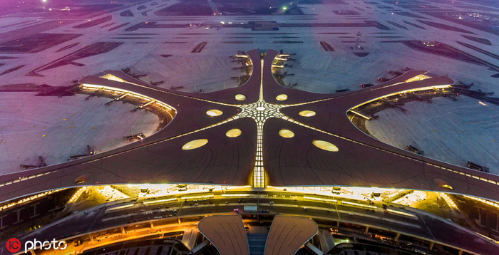 6月27日，大兴机场航站楼的几万盏灯点亮进行调试工作。（IC Photos）