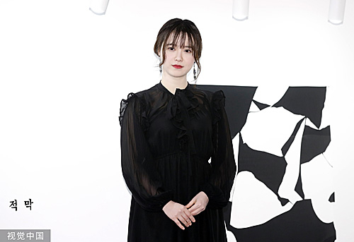 资料图：当地时间2019年6月7日下午，韩国首尔，具惠善在某画廊举行了个人作品展发布会。（视觉中国）