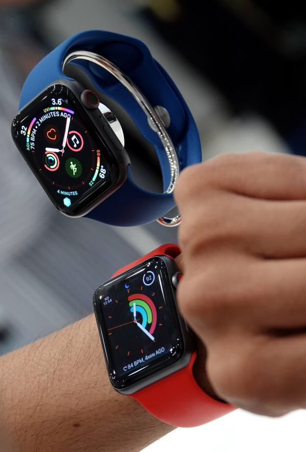 　　资料图：去年9月12日，在美国加利福尼亚州丘珀蒂诺市举行的苹果新品发布会后，一名参会者体验苹果手表。（新华社）
