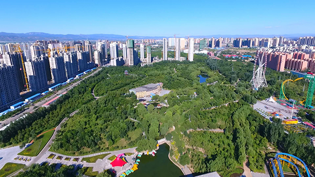  △俯瞰呼和浩特市区。（央视记者包武林、祈晓新拍摄）