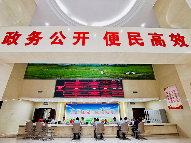  △自然资源政务大厅正在接待前来办事的人员。（央视记者杨立峰拍摄）