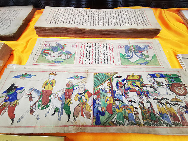  △这是托忒蒙古文清代竹笔手抄本《西游记》。（央视记者张晓鹏拍摄）