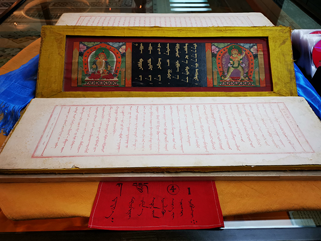  △《甘珠尔经》是研究佛学、哲学、语言、文学、医学、天文、艺术、翻译学、民族文化交流等方面的重要文献，被称为蒙古文的百科全书。甘珠尔是“ganjuur”的音译，意为“佛语”。内蒙古大学图书馆藏版本，是目前世界上最完整的版本。 （央视记者张晓鹏拍摄）