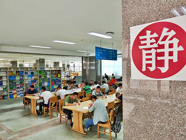  △虽然已是暑期，但内蒙古大学图书馆里仍然是一片忙碌景象，有不少同学选择留在学校里继续学习。 （央视记者王哈男、国广记者蔡靖骉拍摄）&nbsp;