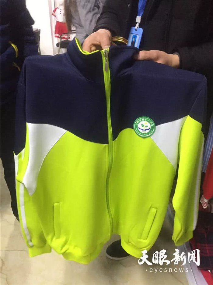 智能校服的芯片就安装在这件校服里&nbsp; 图源：天眼新闻
