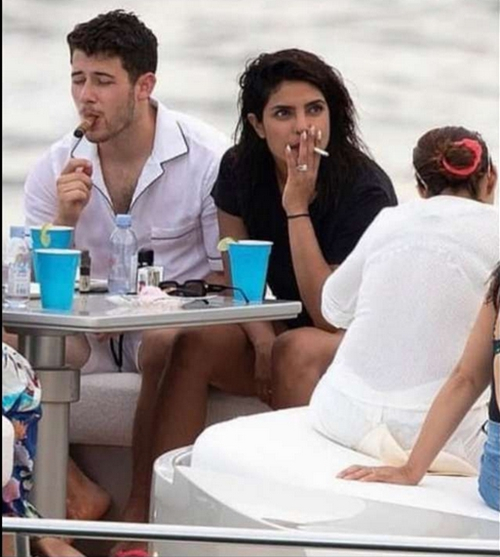 佩丽冉卡·曹帕拉和丈夫在游艇派对上吸烟/图片来自推特