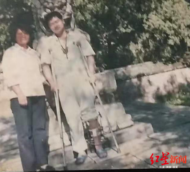 ↑母亲陪仝建华在北京治疗