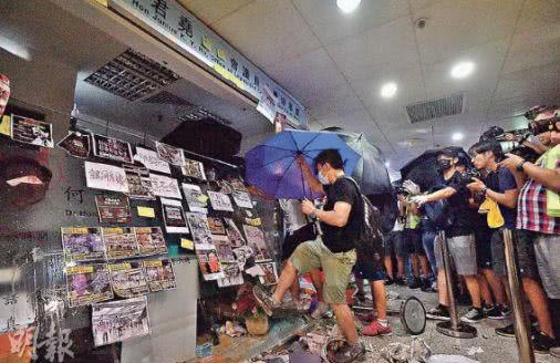 何君尧位于荃湾荃丰中心的议员办事处22日遭破坏