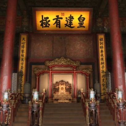 ●&nbsp;上：保和殿照明改善前；下：保和殿照明改善后