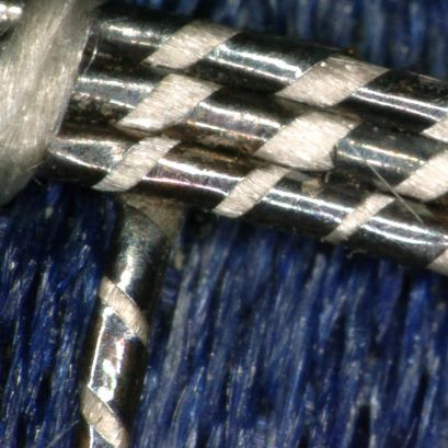 ●&nbsp;上：璎珞串钉法（显微镜20倍）；下：捻银线（显微镜100倍）