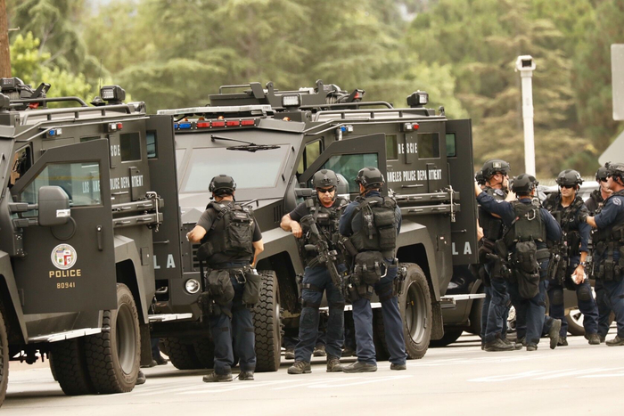 洛杉矶特警部队在街头集结，图源：《洛杉矶时报》