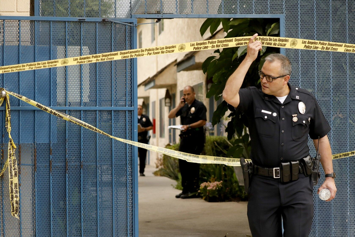 警方调查中，图源：《洛杉矶时报》