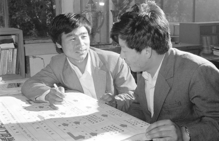 唐山大地震孤儿刘志刚（左）自邢台育红学校高中毕业后，分配到唐山建筑陶瓷厂工作。1982年，他加入了中国共产党。&nbsp;新华社记者 赵连升 摄 （1986年7月5日发）