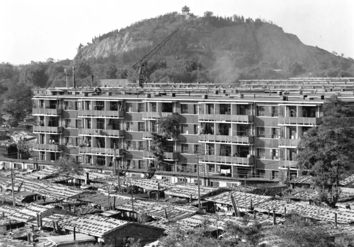 1981年4月14日唐山市凤凰山下，震后搭建的简易房逐渐被拆除，一座座新楼房拔地而起。新华社记者 于永甫 摄