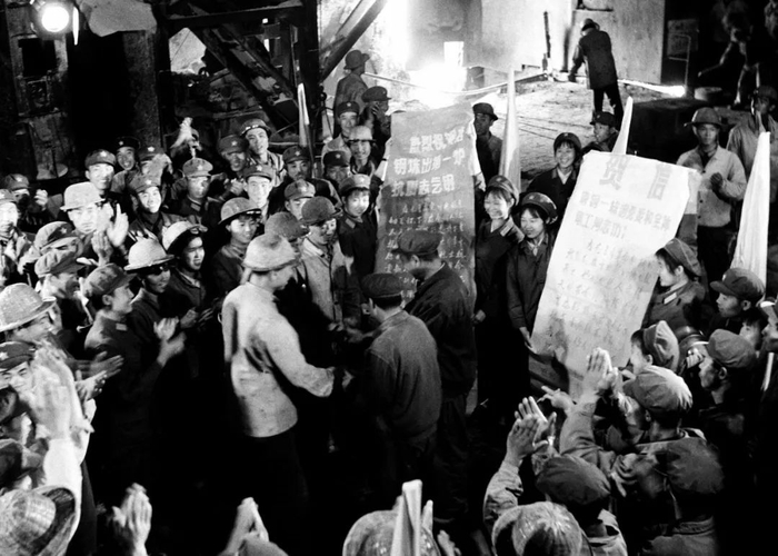  这是1976年唐山钢铁公司工人庆贺唐山大地震后炼出“志气钢”的场景。新华社发