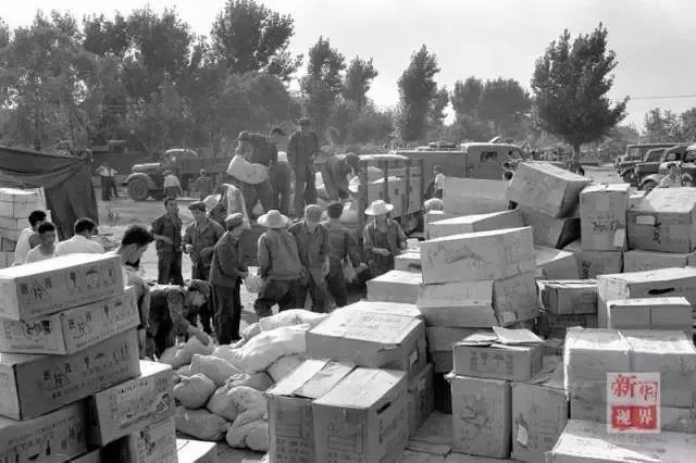  唐山大地震发生当天，一大批抗震救灾物资从上海运抵唐山机场。新华社记者 韩晓华 摄