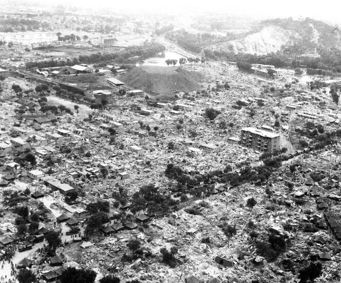 1976年7月28日唐山大地震，使市区97%以上的地面建筑被摧毁，凤凰山下一片废墟。新华社发