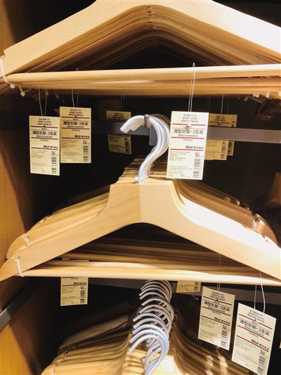 标称主要材质为榉木实木的衣架 　　马云飞 摄