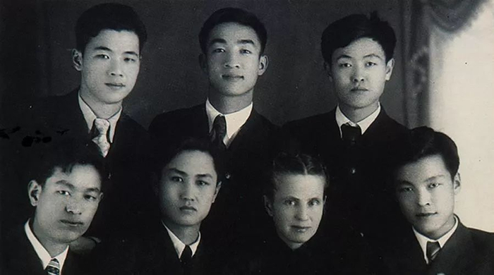 1949年6月1日，李鹏同志（后排左）在苏联伊万诺沃动力学院补习数理化及俄文时与俄语教师费德洛娃（前排左三）及同学合影。&nbsp;新华社发
