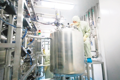 图为在江苏省淮安市清浦工业园区天士力帝益药业，智能无菌生产车间，技术人员正在通过智能化设备控制产品生产。王昊 摄（人民视觉）