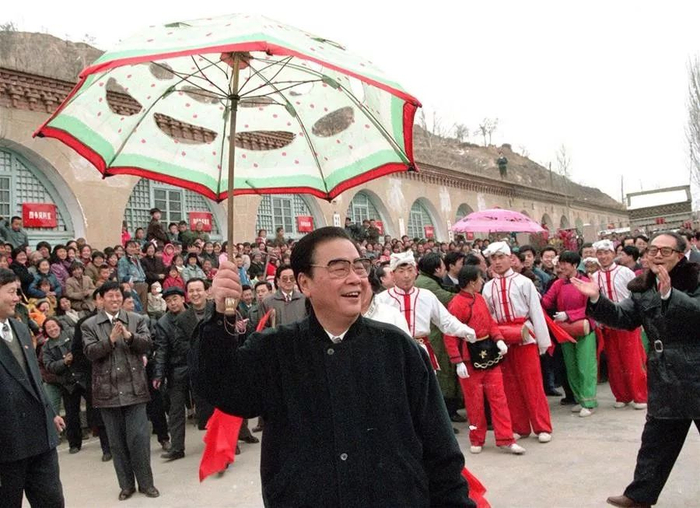 1996年2月19日至20日，李鹏同志回到阔别50年的延安，看望、慰问延安地区的干部群众，和老区人民一起过年。这是大年初一，李鹏同志同枣园村秧歌队一起扭起陕北大秧歌。&nbsp;新华社记者 刘建国 摄