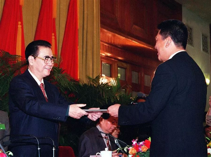 1998年5月5日，全国人民代表大会澳门特别行政区筹备委员会在北京人民大会堂宣告成立并举行第一次全体会议。这是李鹏同志为筹备委员会副主任委员何厚铧颁发任命书。&nbsp;新华社记者 鞠鹏 摄