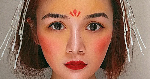 网友模仿“花木兰妆容“（社交媒体截图）