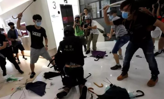 　　7月13日，香港反对派人士发起所谓“光复上水”反水货客游行，在商场内殴打香港警察 （来源：文汇报）