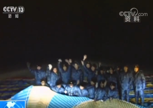 　△中国航天人庆祝“神舟一号”试验成功