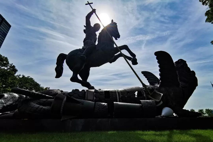 这是8月5日在位于纽约的联合国总部拍摄的“善战胜恶”雕塑。新华社记者李木子摄