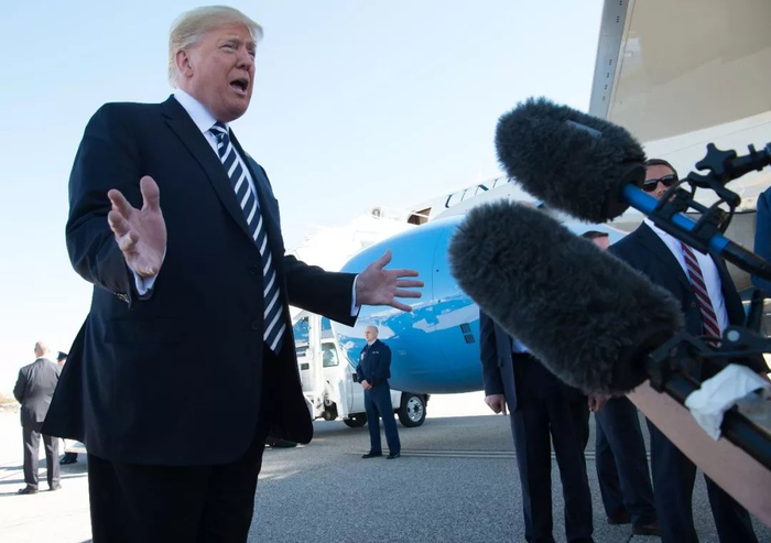 2018年10月20日，美国总统特朗普（左）在内华达州参加集会活动后对记者讲话。新华社/法新