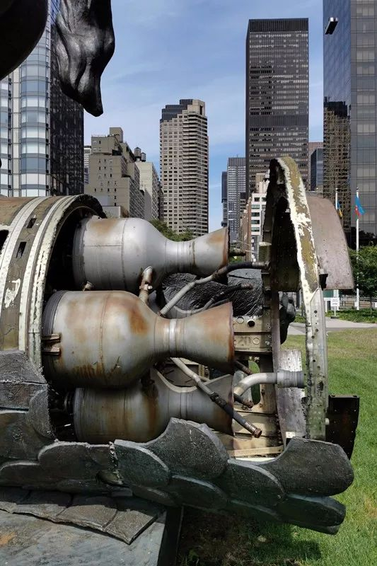 这是8月5日在位于纽约的联合国总部拍摄的“善战胜恶”雕塑局部。新华社记者李木子摄