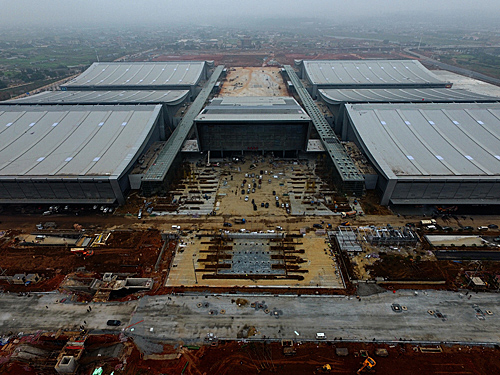 资料图：2016年10月，扫尾施工中的长沙国际会展中心一期工程。（新华社）