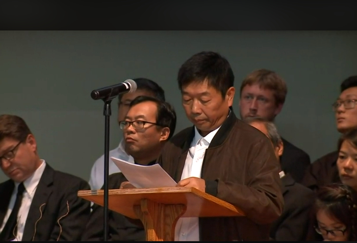 章父在追悼会现场（WGN-TV）