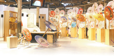 图为陈列油纸伞的博物馆。