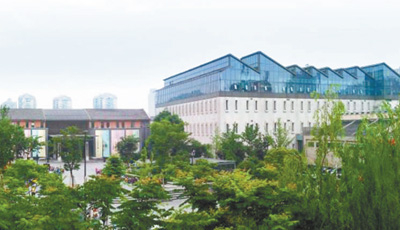 图为运河老厂房改造后的室外全景。