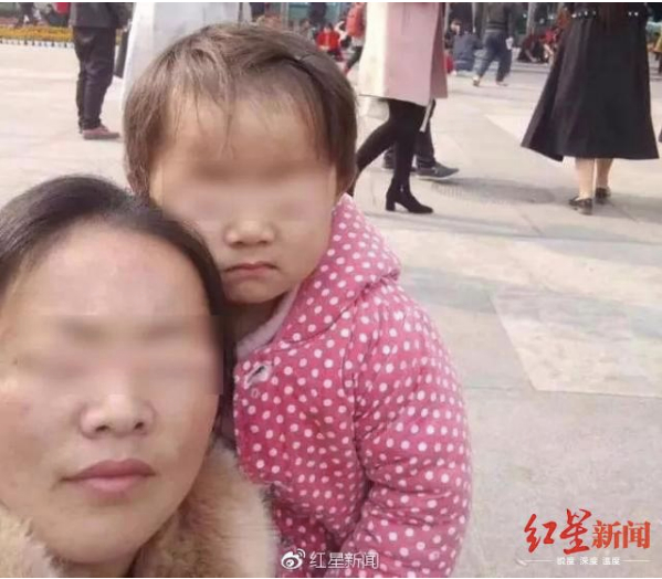 　↑王凤雅生前与母亲合影