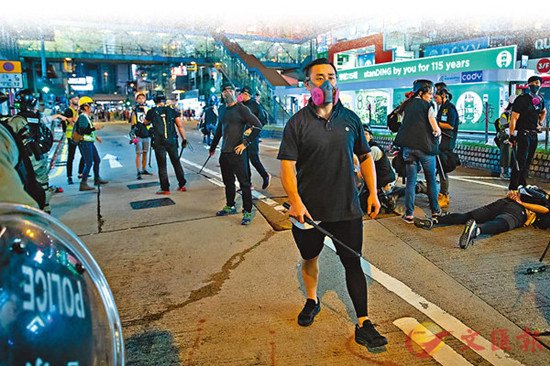 　　图为警方8月11日派出卧底警察入示威队伍之中，于铜锣湾把较为危险极端的暴力分子拘捕。（来源：文汇报）