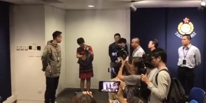 港警例行记者会上 一名内地记者遭港媒