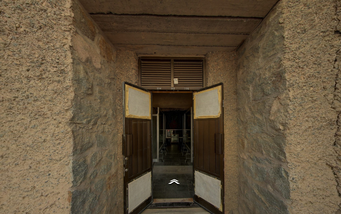 　　△第323窟据推测开凿于初唐，北壁绘有《张骞出使西域》。画面中汉武帝骑在马上，群臣持伞盖相随与张骞告别。这是最早的一幅张骞出使西域图，是研究丝绸之路历史和中外文化交流史极为珍贵的形象资料。南壁中央留有一片空白，这是1924年该处壁画被美国人兰登·华尔纳（Langdon warner）用化学胶布粘走后留下的痕迹。该壁画现藏于哈佛艺术博物馆（Harvard Art Museums）（敦煌研究院提供）