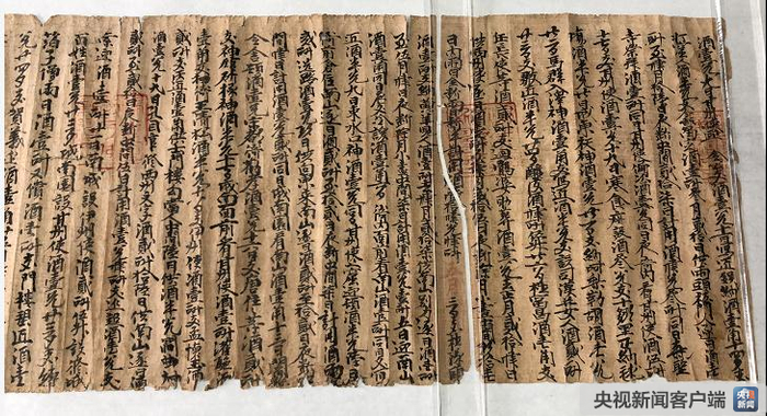 　　△公元964年（宋代）的酒账单，记载了当地政府的公务用酒，包括数量和用途，如宴请、接待使节、犒赏等。账单共100条，反映了当时敦煌繁荣的文化和多民族的密切交往。（央视记者彭汉明拍摄）