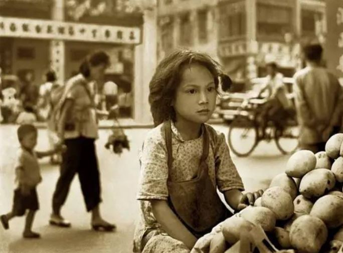  1950年帮工马铃薯的女孩