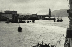 1938年香港港湾里乞讨者们将一艘邮轮团团围手持带网兜长杆乞讨