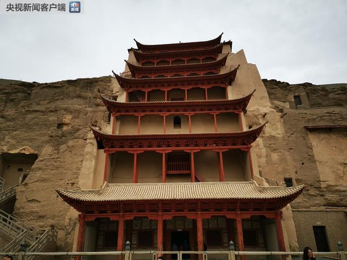 △由于第96窟这身大佛为石胎泥塑，不宜在室外保存，因此，在建造它时还修建了起保护作用的楼阁。目前的九层楼为民国时期重修。高耸的楼阁飞檐卷翘，斗拱繁复，气势恢宏，已成为莫高窟的标志性建筑。 （央视记者张晓鹏拍摄）